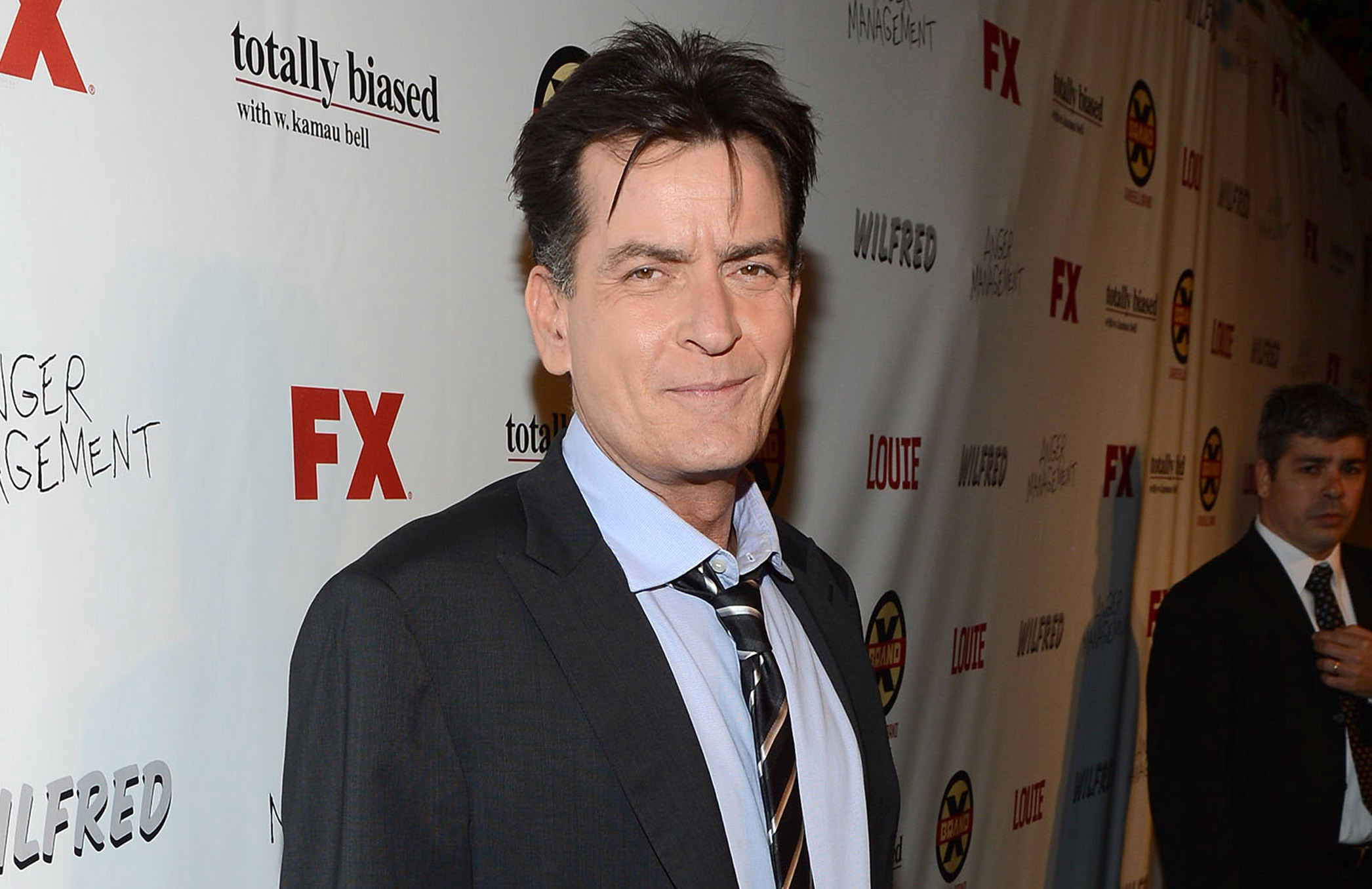 Charlie Sheen es ahorcado por su vecina