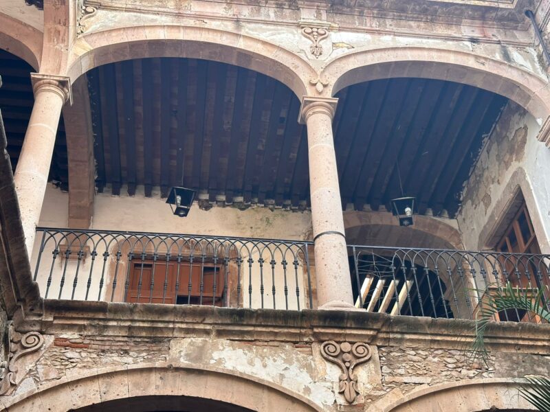 Con visible deterioro, edificio que pretende desalojar la UMSNH