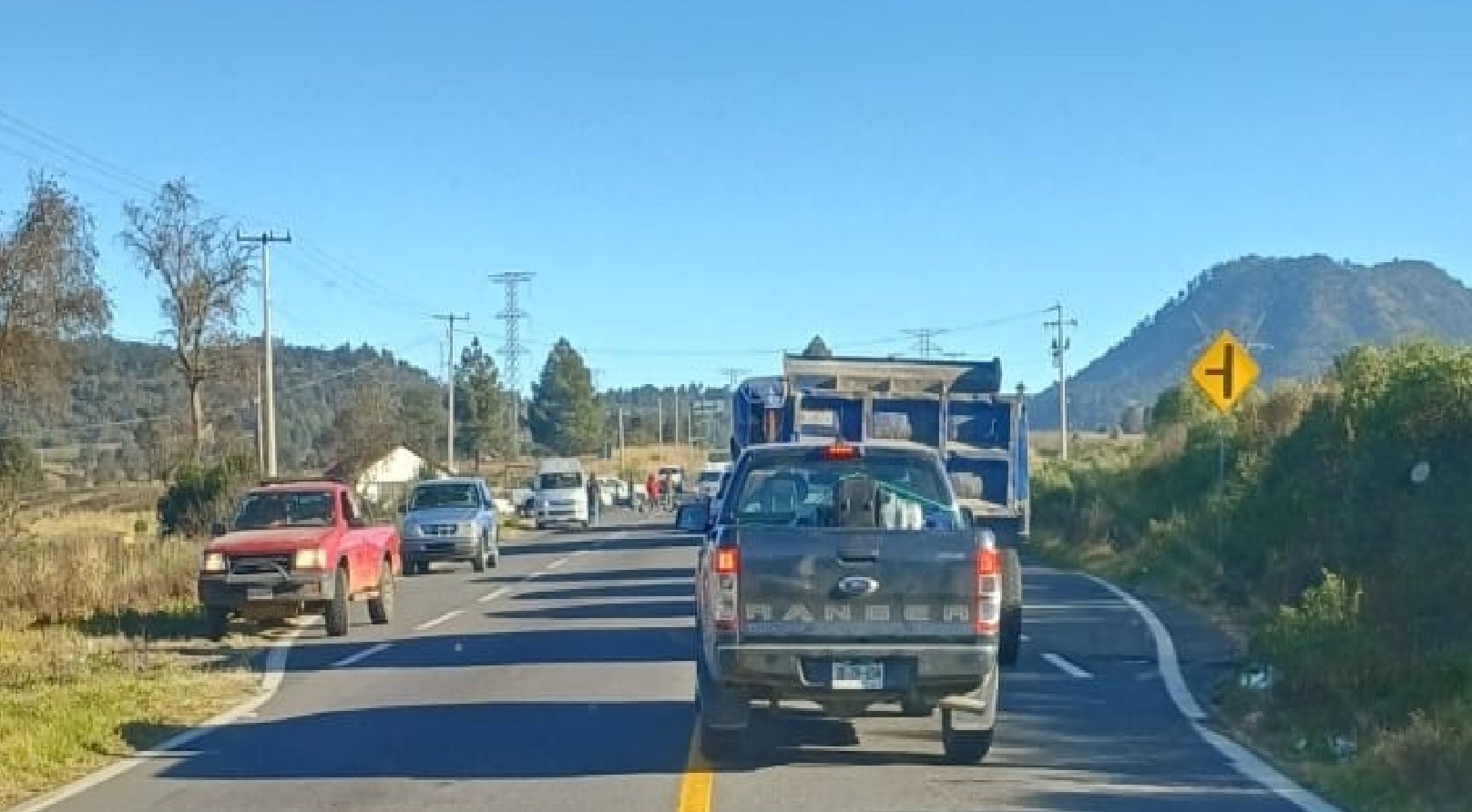 Bloquean carretera en Cherán Comunidad exige la aparición de líder