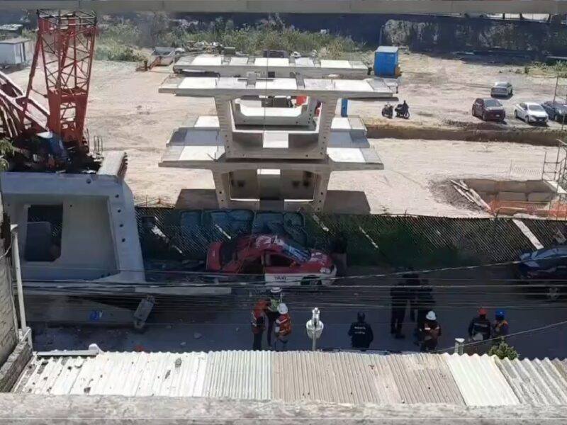 Falla de grúa provoca colapso de estructura del tren interurbano