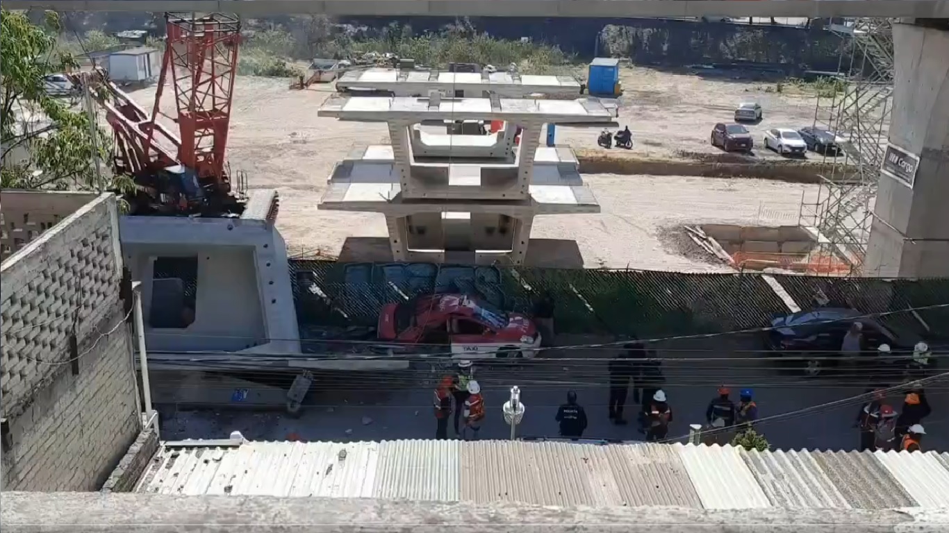 Falla de grúa provoca colapso de estructura del tren interurbano