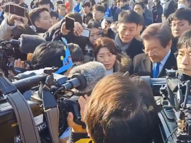Reportan en recuperación a líder de oposición de Surcorea tras puñalada