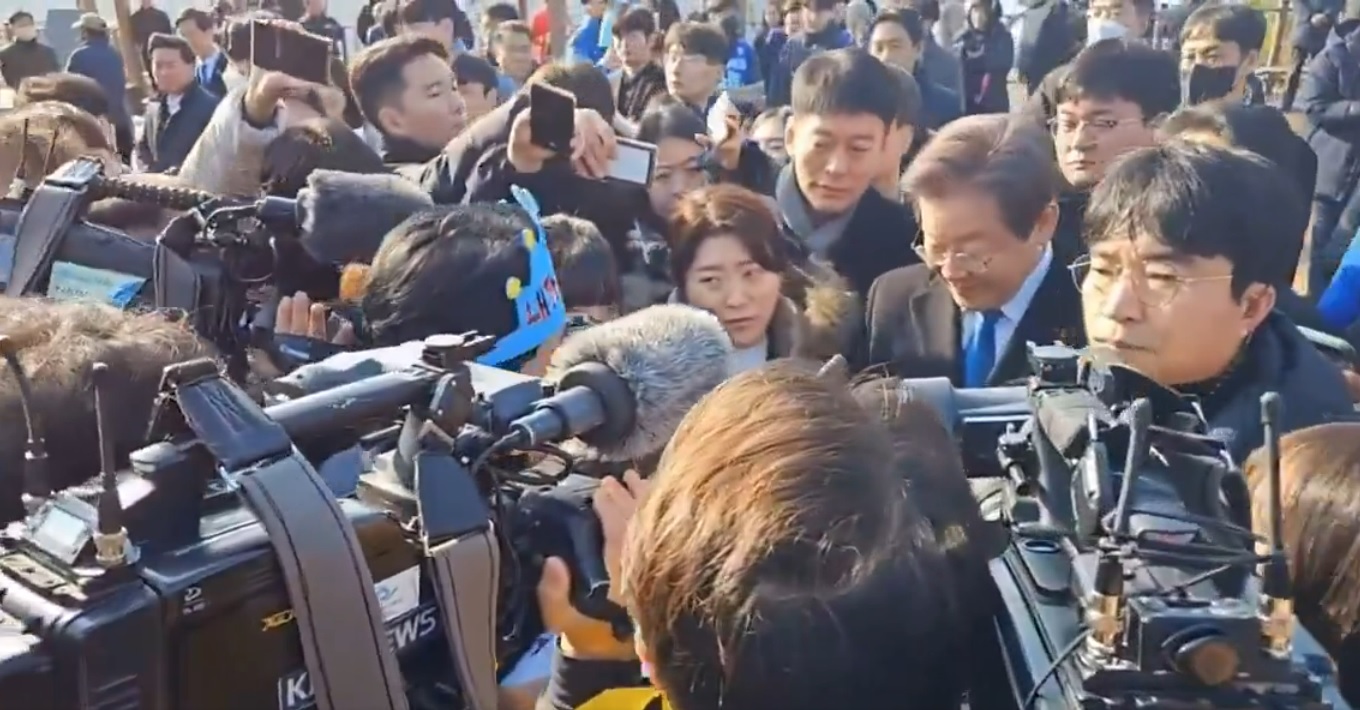 Reportan en recuperación a líder de oposición de Surcorea tras puñalada