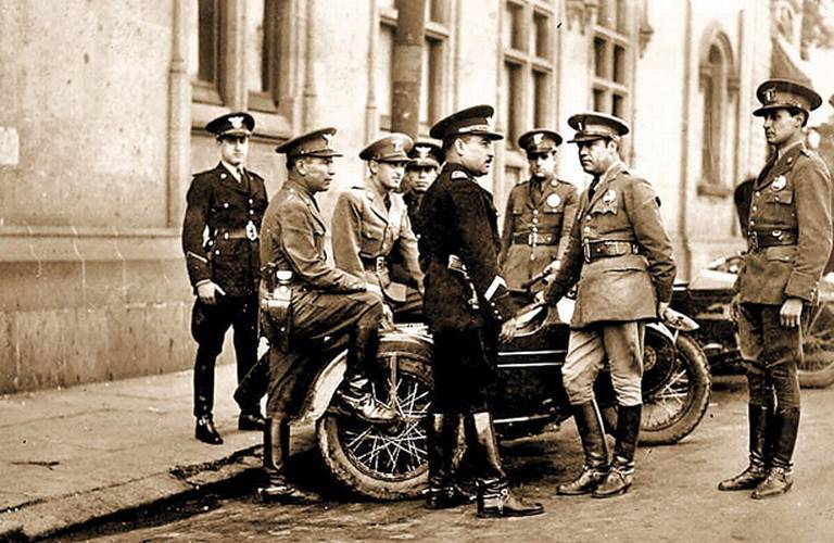 Los oficiales de tránsito,"Tamarindos", comenzaron a usar su peculiar uniforme a partir de los 50's