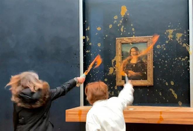 Activista climáticas protestan con sopa contra la Mona Lisa