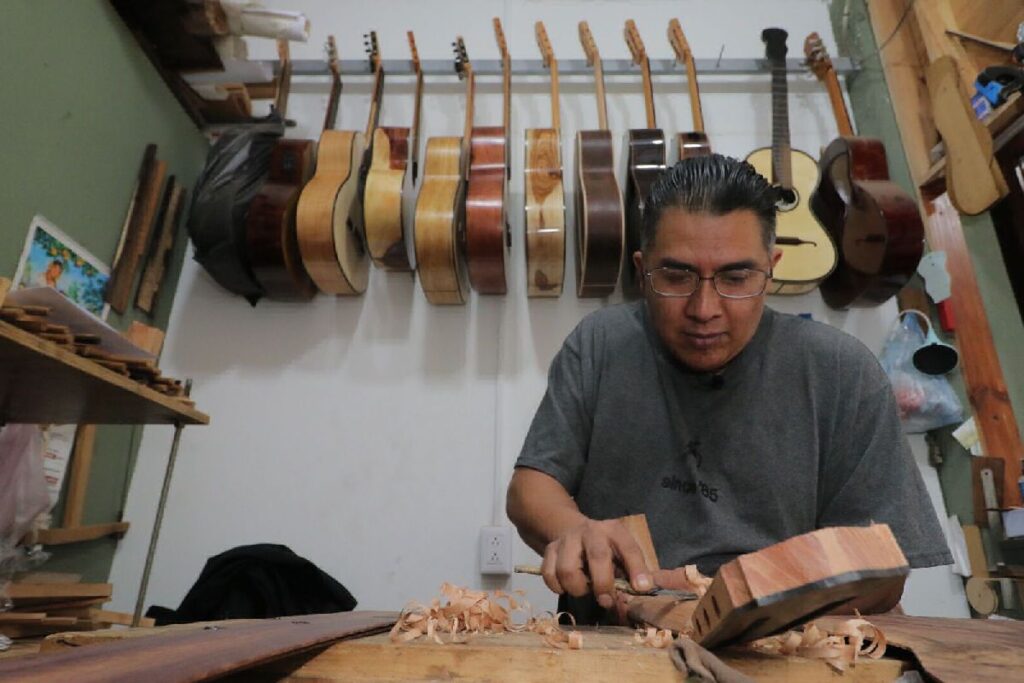 artesano comparte sobre guitarras de Paracho en Michoacán