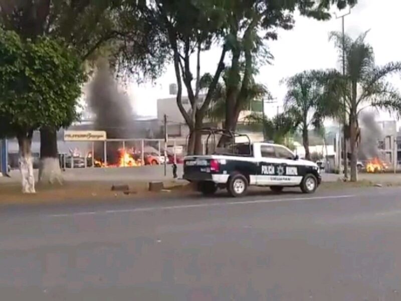 Balean e incineran autos Barragán en Uruapan