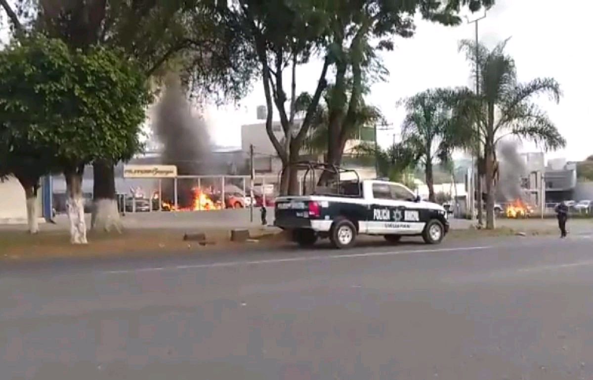 Balean e incineran autos Barragán en Uruapan