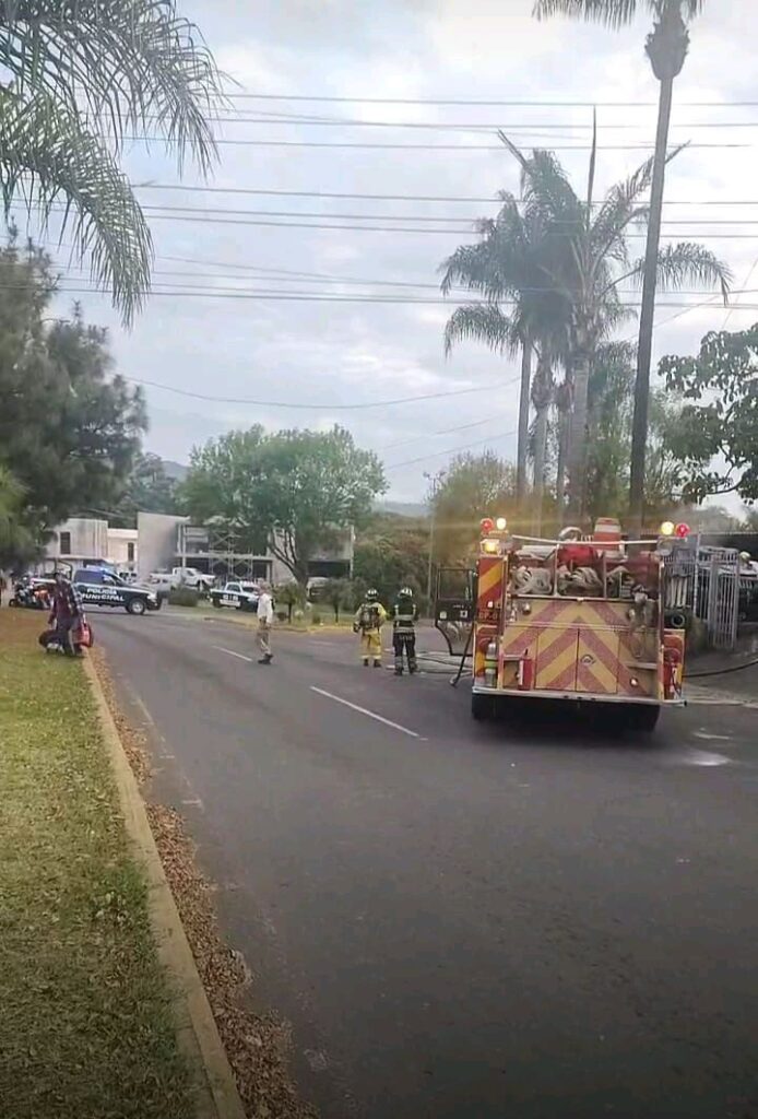 Balean e incineran Autos en Uruapan