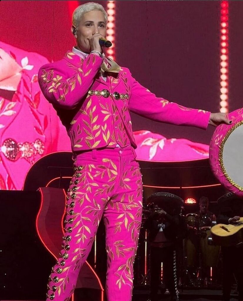 Christian Chavez con traje de charro rosa: Icono queer