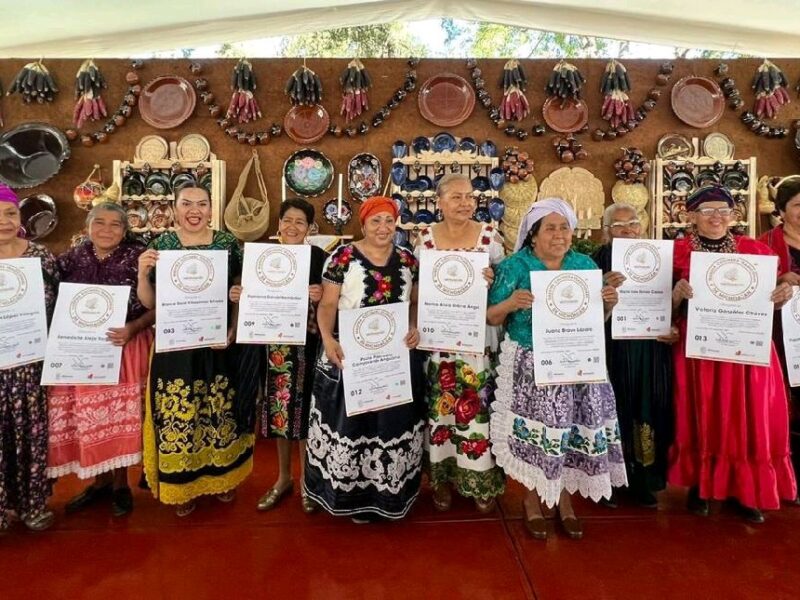 Cocineras Tradicionales de Michoacán reciben premio de España