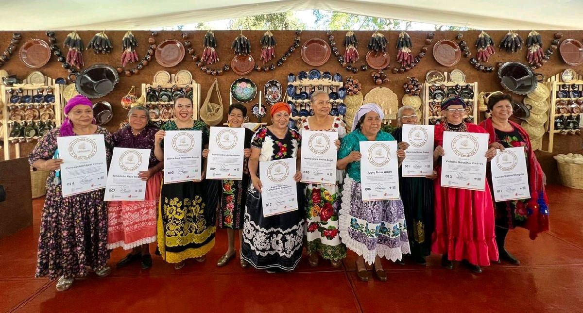 Cocineras Tradicionales de Michoacán reciben premio de España