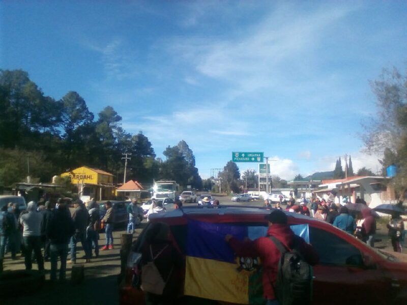 Comunidades indígenas de Michoacán bloquearon 5 carreteras federales