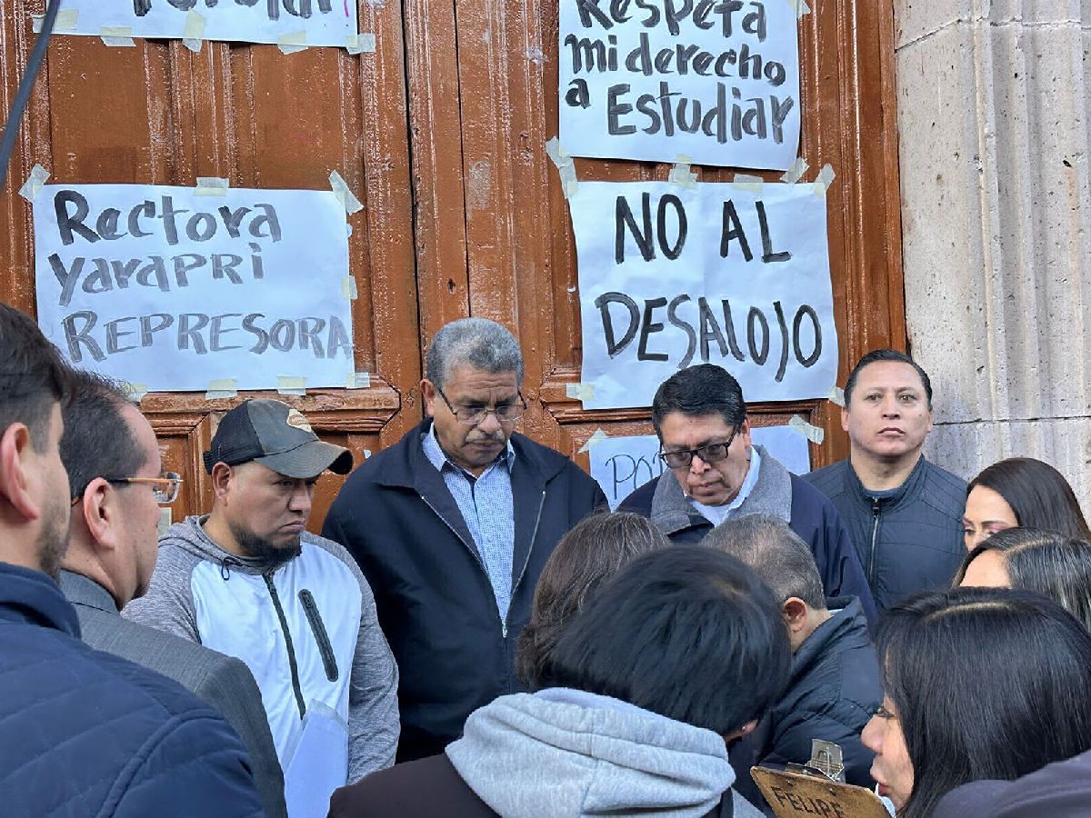 Conflicto en Secundaria Popular UMSNH, AMLO se compromete a revisar.