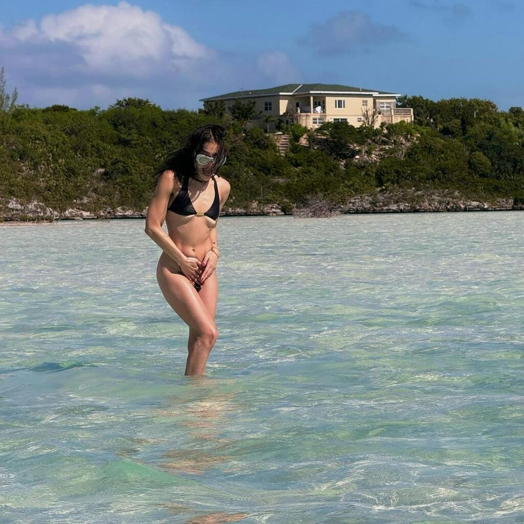 Dana Paola pasea en una playa