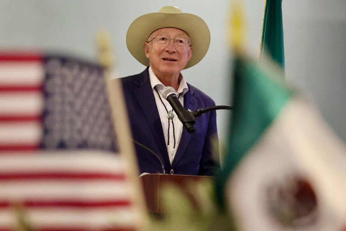 Ken Salazar descartó que armas de EU estén en tráfico en la frontera