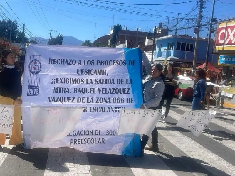 Maestros de Salvador Escalante continúan en protesta
