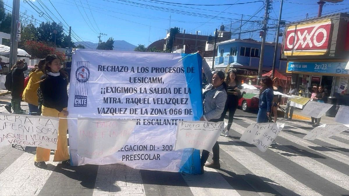 Maestros de Salvador Escalante continúan en protesta