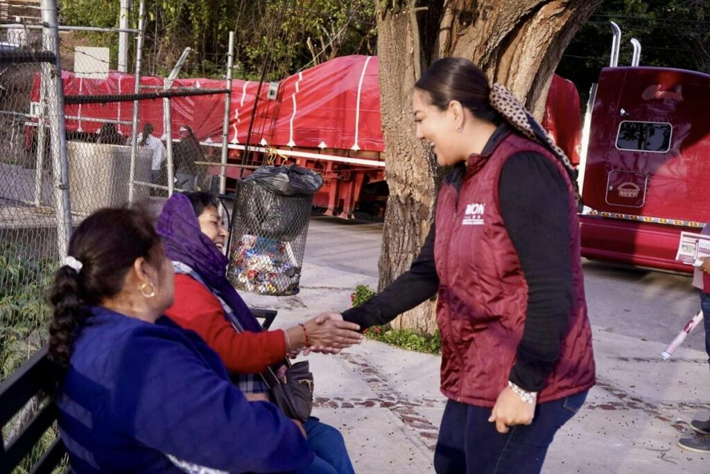 Mónica Valdez saluda a habitantes de Zacapu