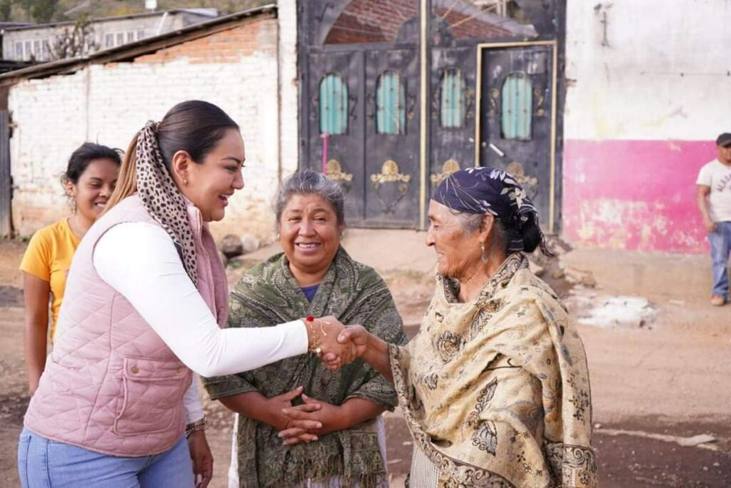 Realiza apoyos Mónica Valdez en Zacapu