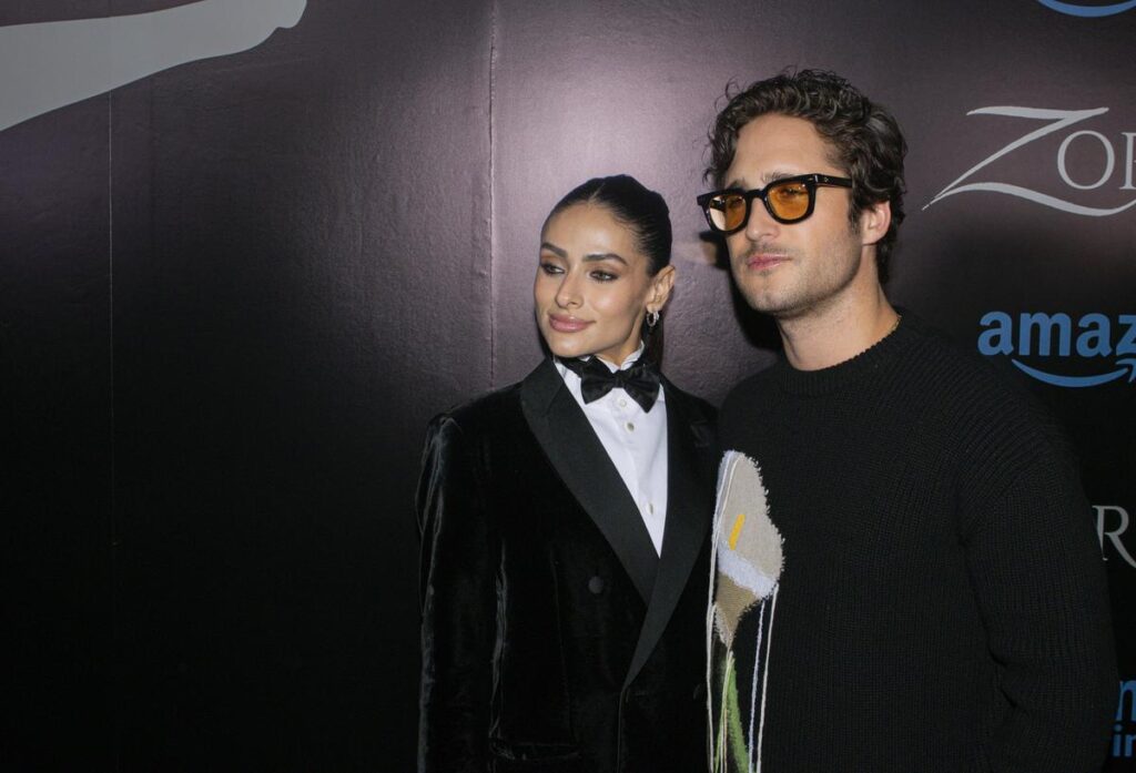 Renata Notni y Diengo Bonetta en alfombra de "Zorro"