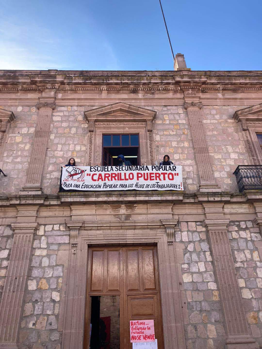 Secundaria Popular Carrillo Puerto se niega a dejar edificio