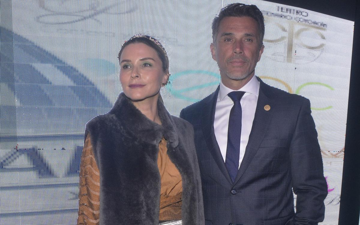 Sergio Mayer está bien con su pareja Issabela Camil