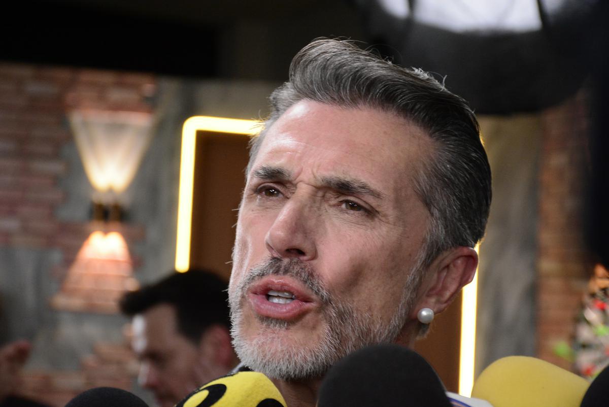 Sergio Mayer hace frente a críticas y controversia