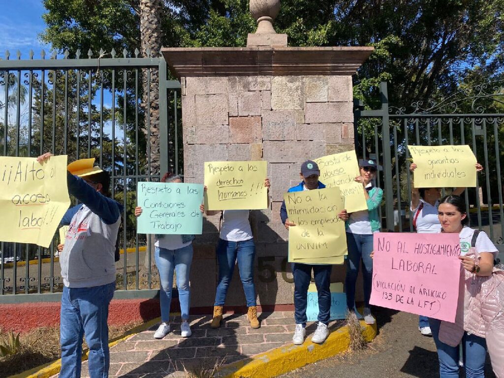 Trabajadores de la UNIVIM protestaron con cartulinas