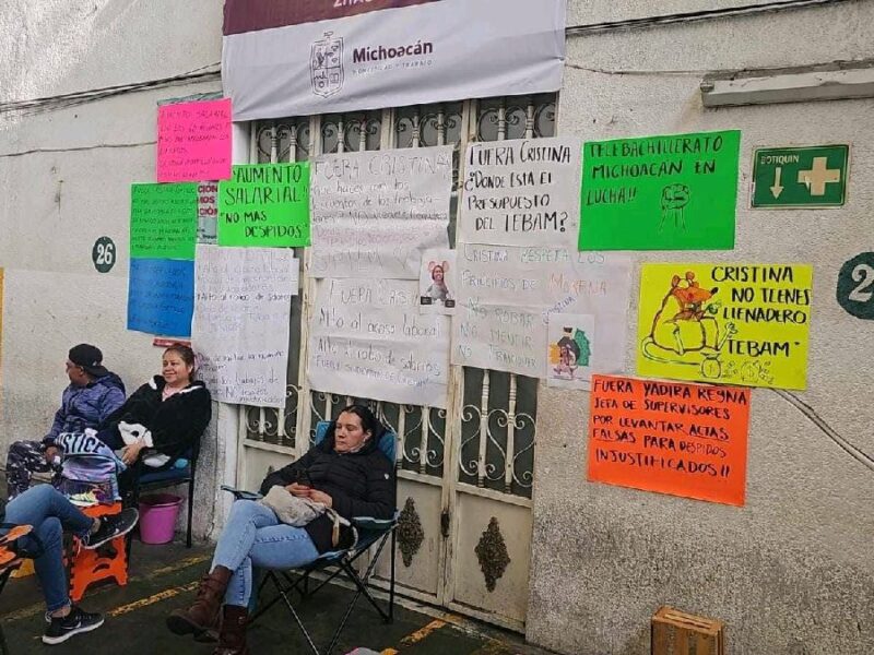 Trabajadores de Telebachillerato denuncian despidos en protesta