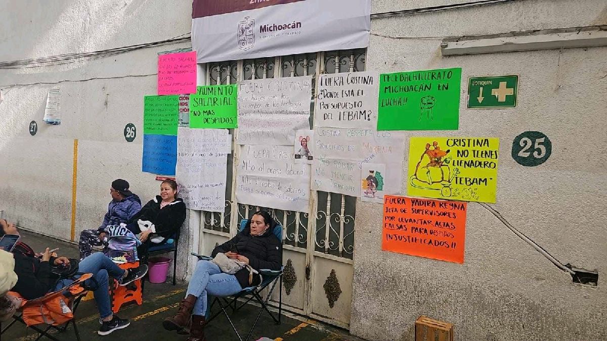 Trabajadores de Telebachillerato denuncian despidos en protesta
