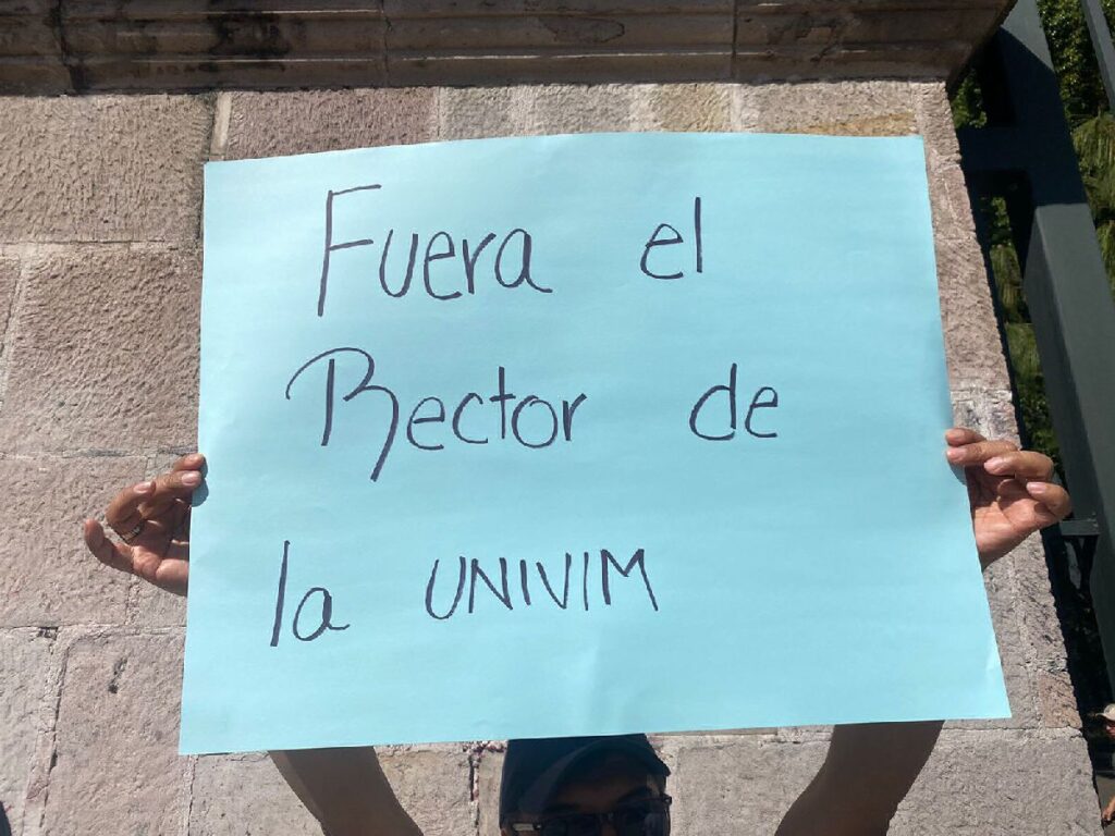 Trabajadores exigen salida del rector de la UNIVIM
