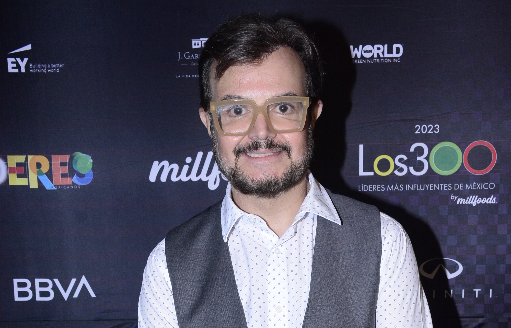 Aleks Syntek Confronta las Críticas y Defiende su Relación de Amor