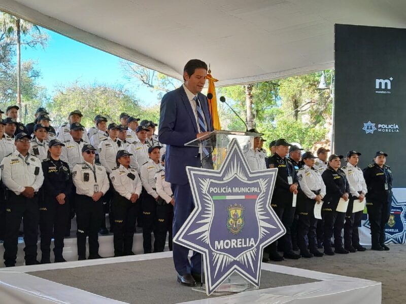Alfonso da ascenso a policías de Morelia