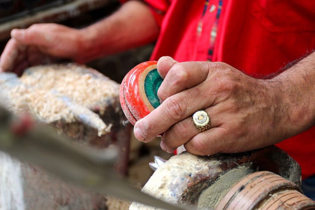 artesanos de madera legado de los purépechas en Michoacán