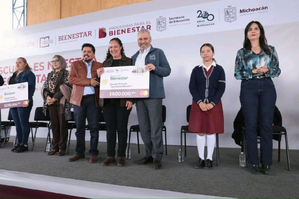 Bedolla entrega apoyos La Escuela es Nuestra