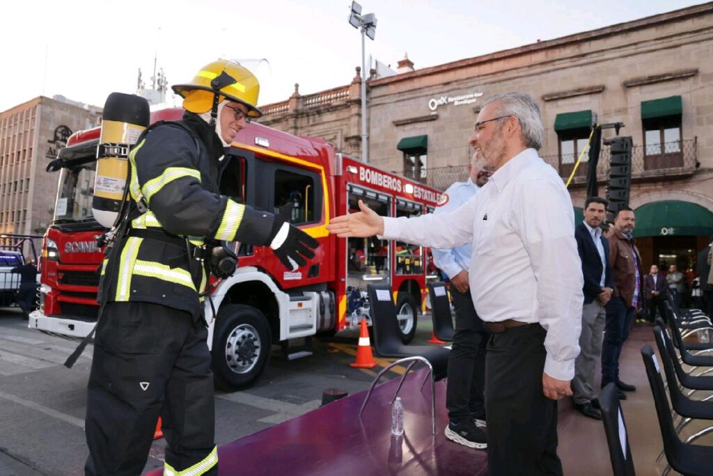 Bedolla entrega equipamiento para bomberos