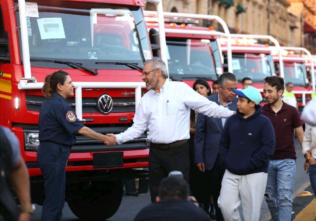Bedolla entrega equipamiento para bomberos de Michoacán