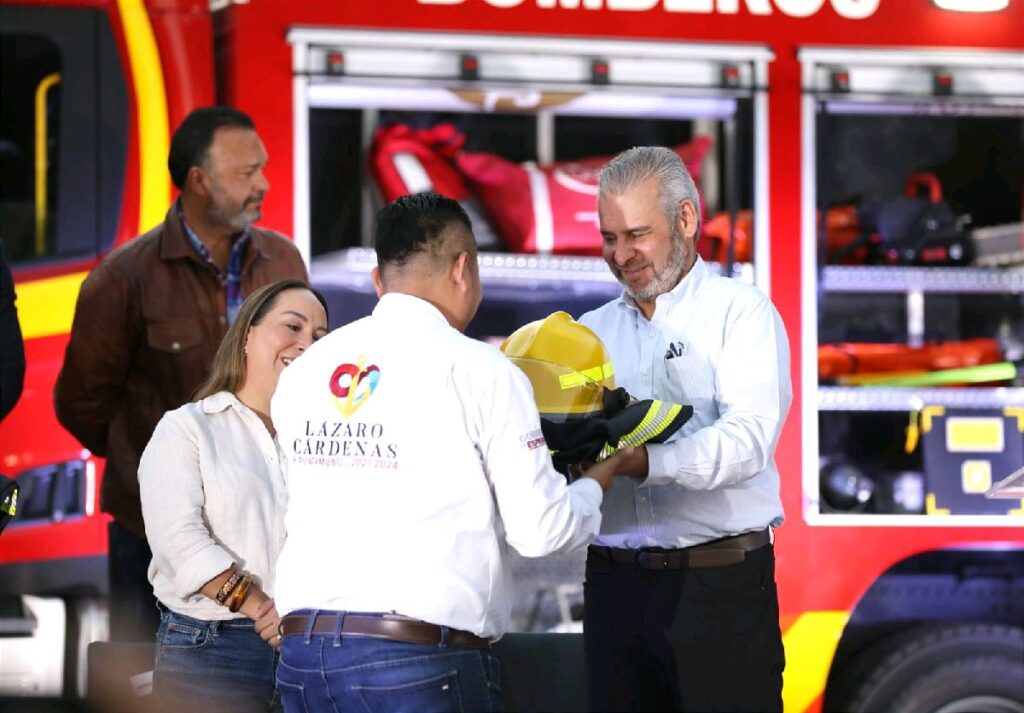 Bedolla entrega equipamiento para bomberos Lázaro Cárdenas