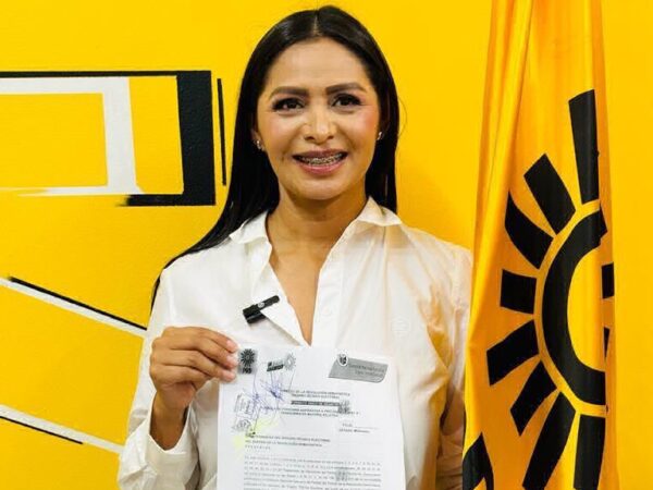 Araceli Saucedo formaliza su candidatura al Senado ante el INE