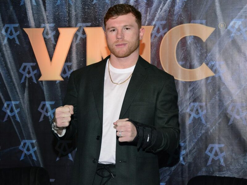 Canelo Álvarez firma contrato con TV Azteca