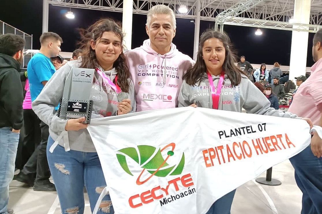 Cecytem triunfan campeonato femenil de robótica