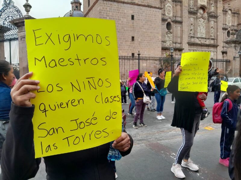 con protesta exigen salida de directora en Morelia