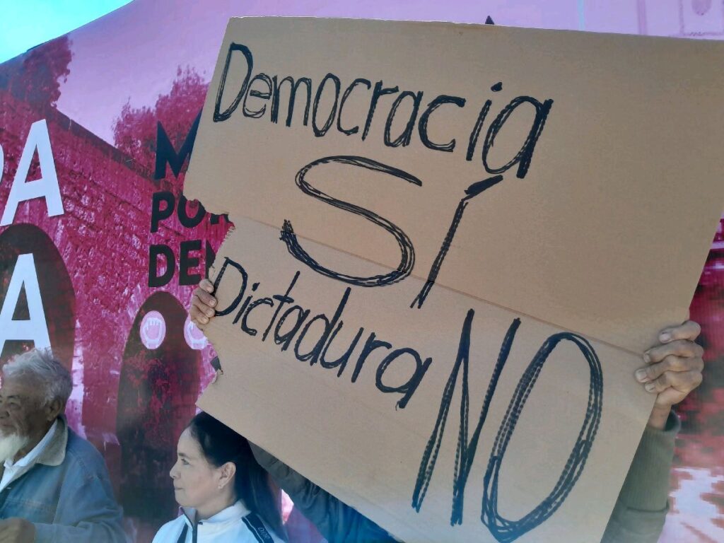 Defensores de la democracia comparan a Porfirio Díaz con AMLO