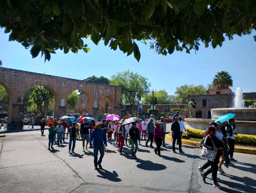docentes de la CNTE realizan marcha para exigir aumento de salario