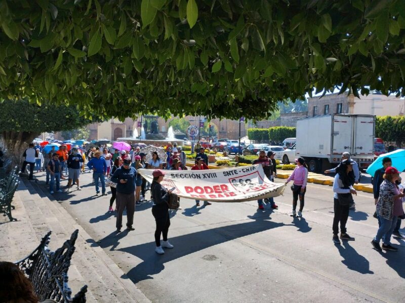 Docentes de la CNTE toman calles con marcha por más salario
