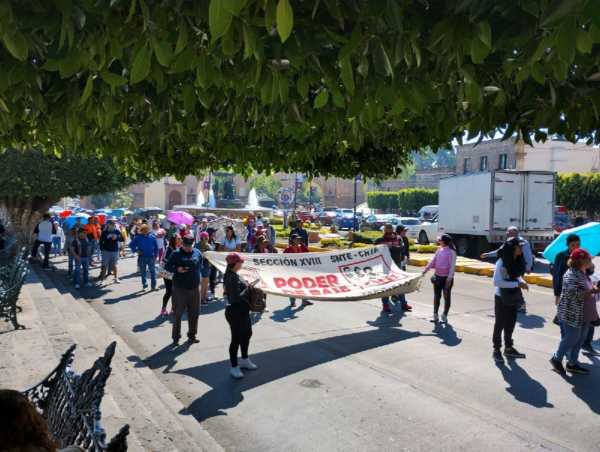 Docentes de la CNTE toman calles con marcha por más salario