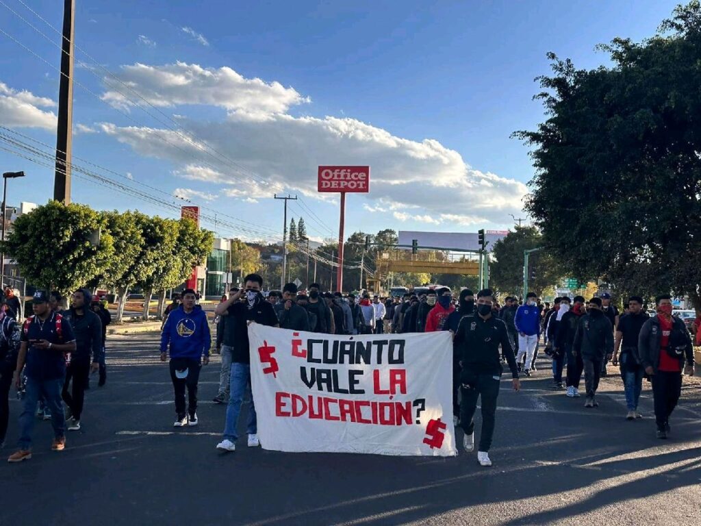 egresados denuncian privatizacion en el sector educativo