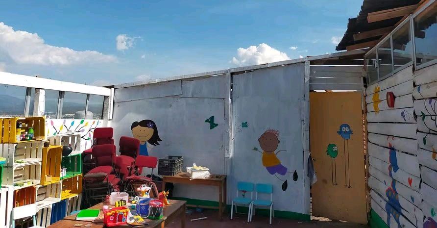 El Rezago educativo en Michoacán escuela de palitos