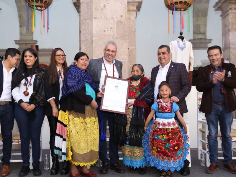 Encabeza Bedolla entrega de 6 marcas de Certificación Artesanal